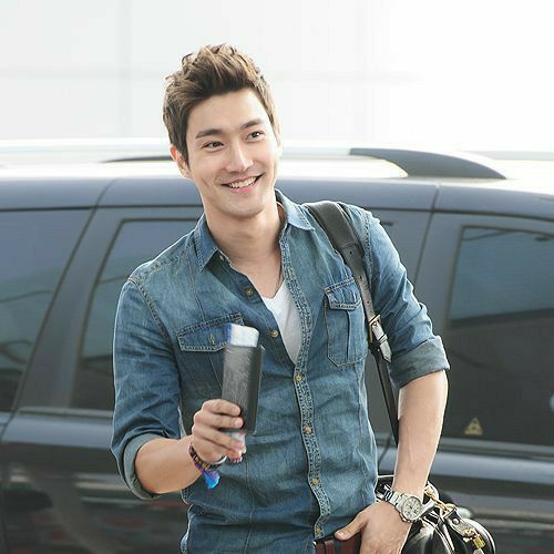 Foto profil populer Choi Siwon yang dipilih melalui voting