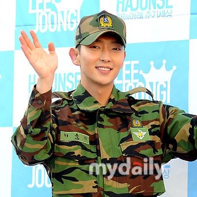 A moment captured by a fan of Lee Joongi