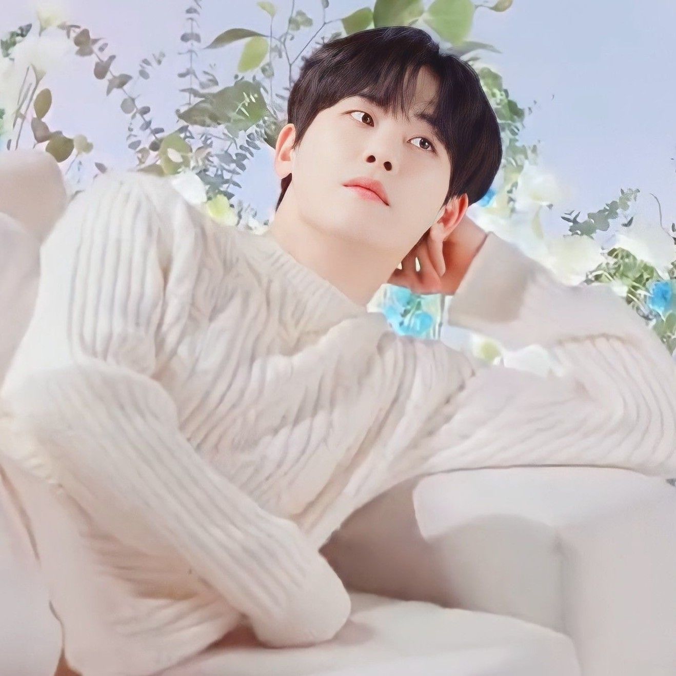 Behind-the-scenes cut of Hoya