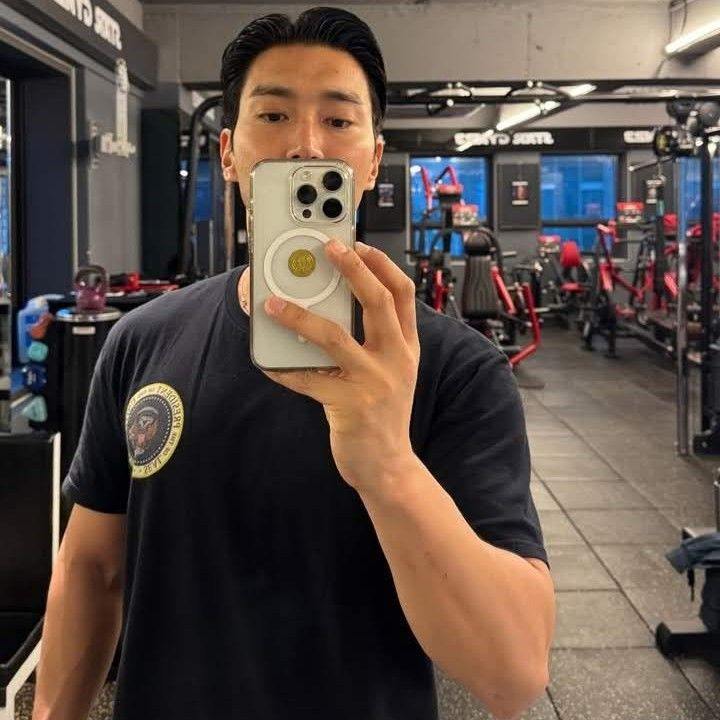 Recent activity shot of Choi Siwon