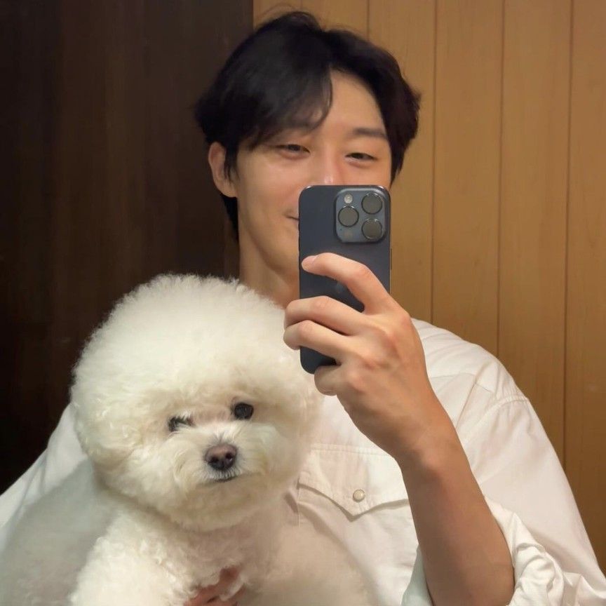 A moment captured by a fan of Park Seojoon