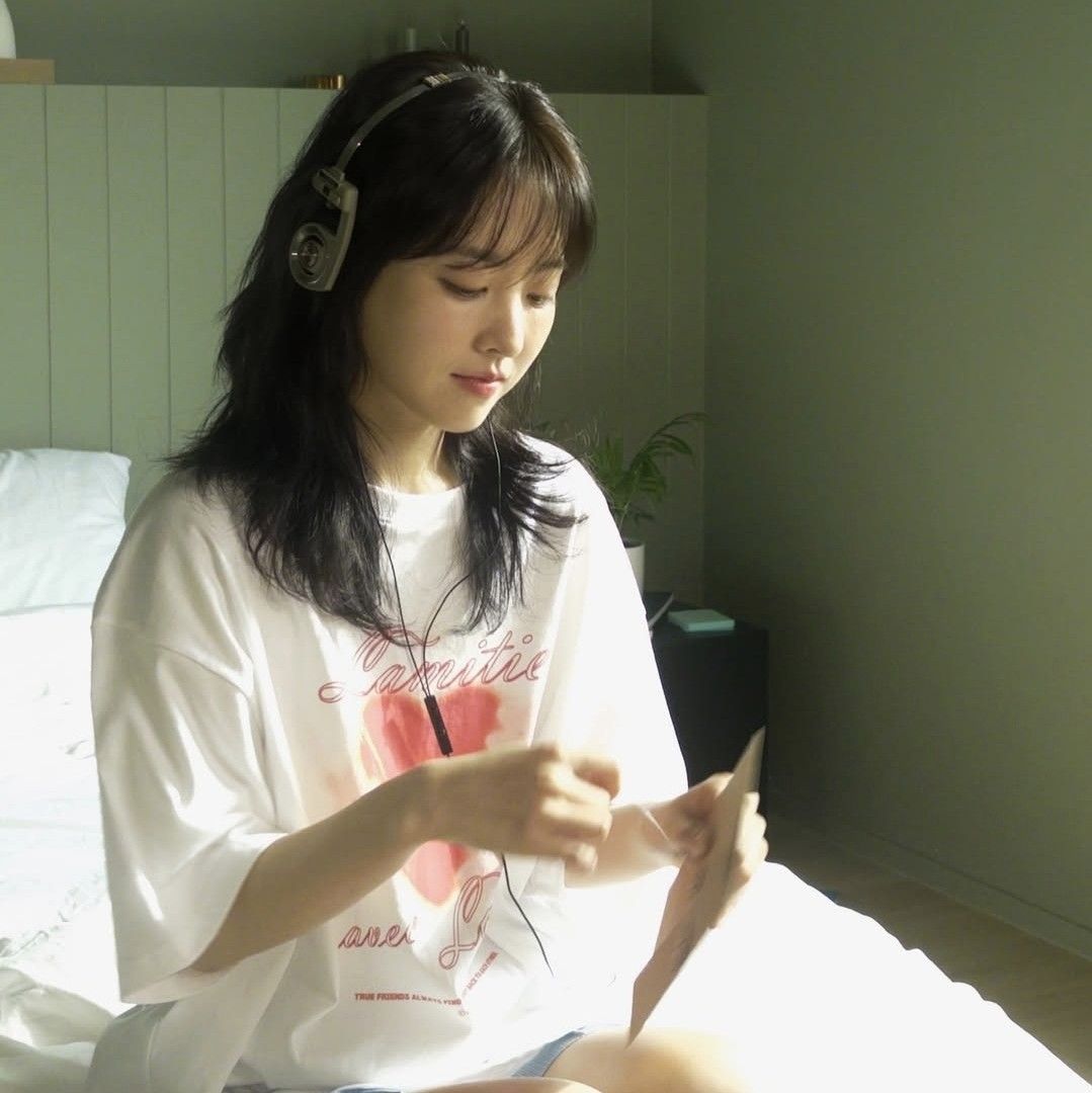 Behind-the-scenes cut of Park Boyoung