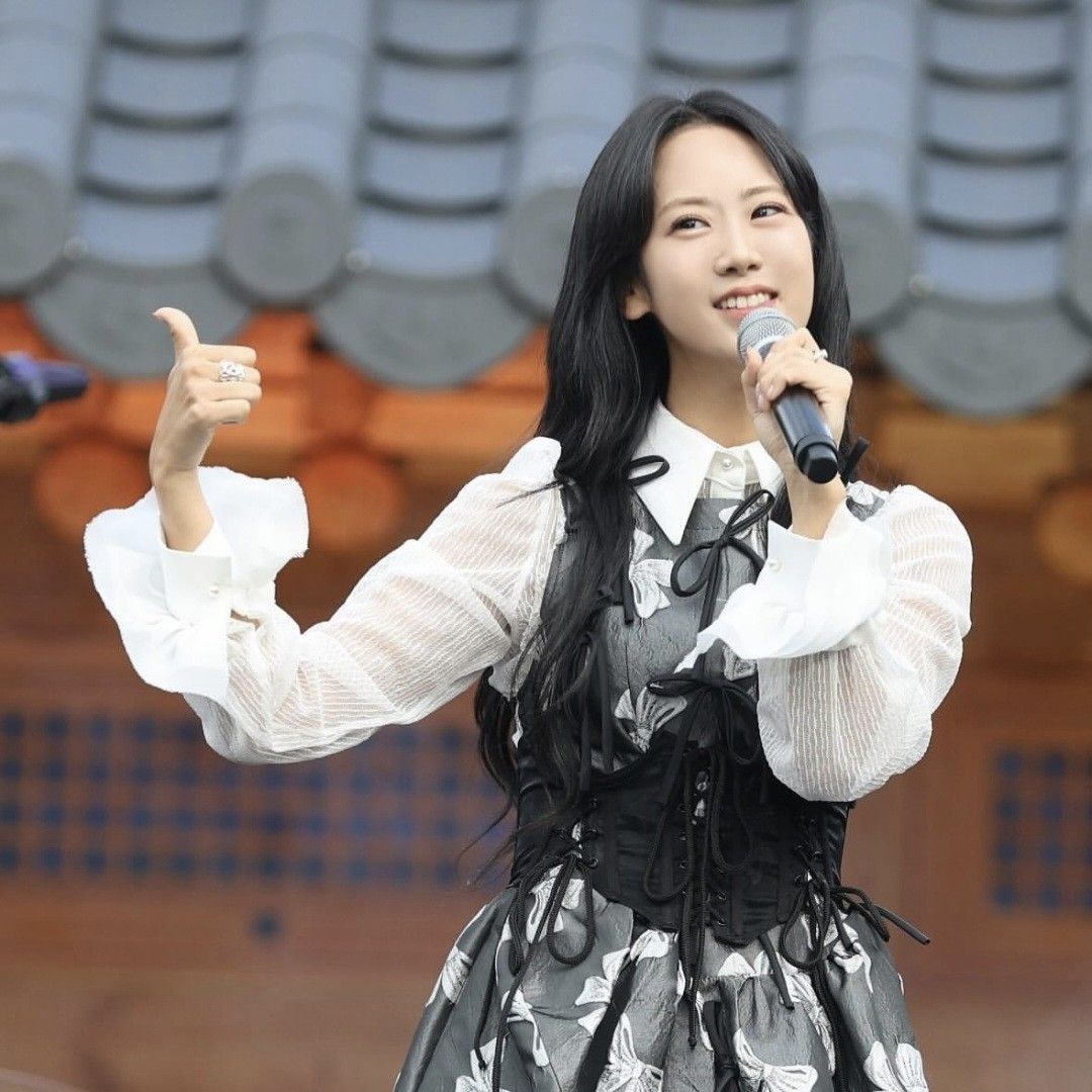 A moment captured by a fan of Kang Hyeyeon