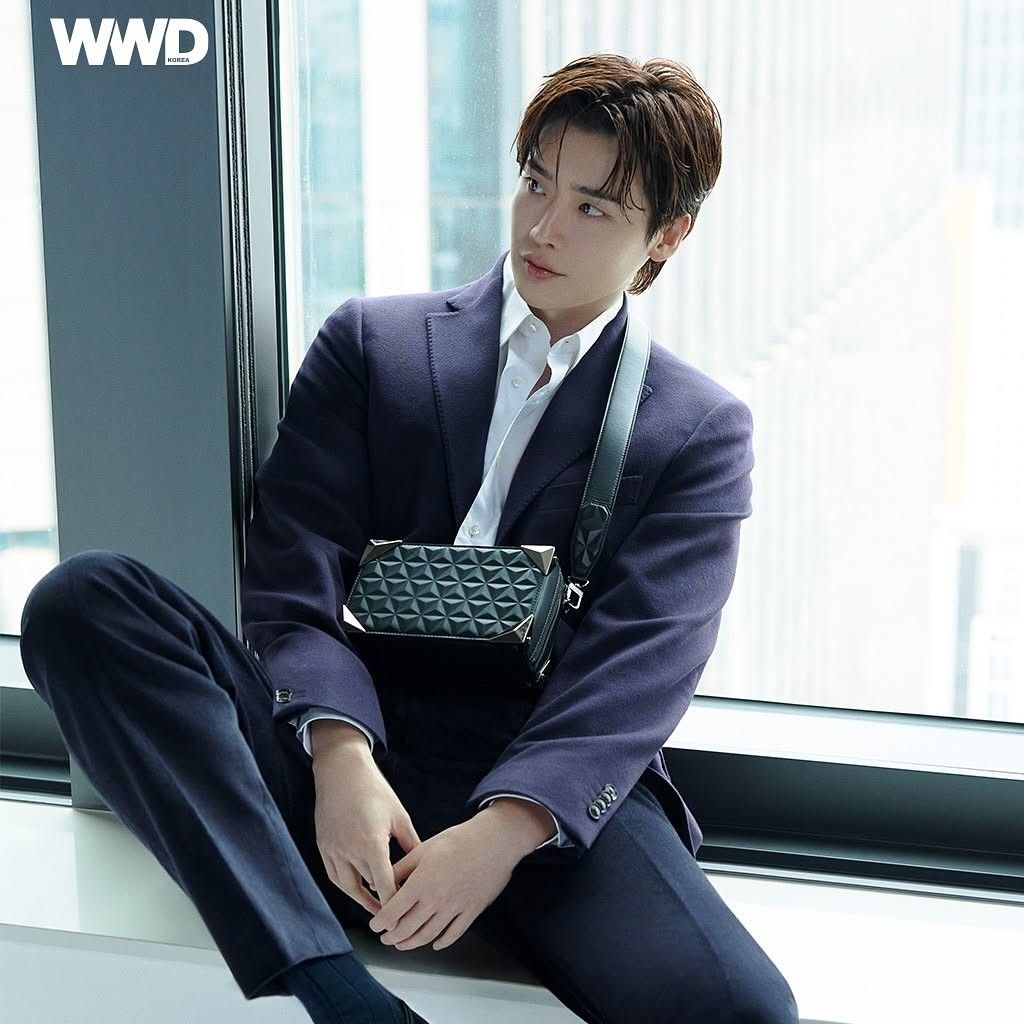 A moment captured by a fan of Lee Jongsuk