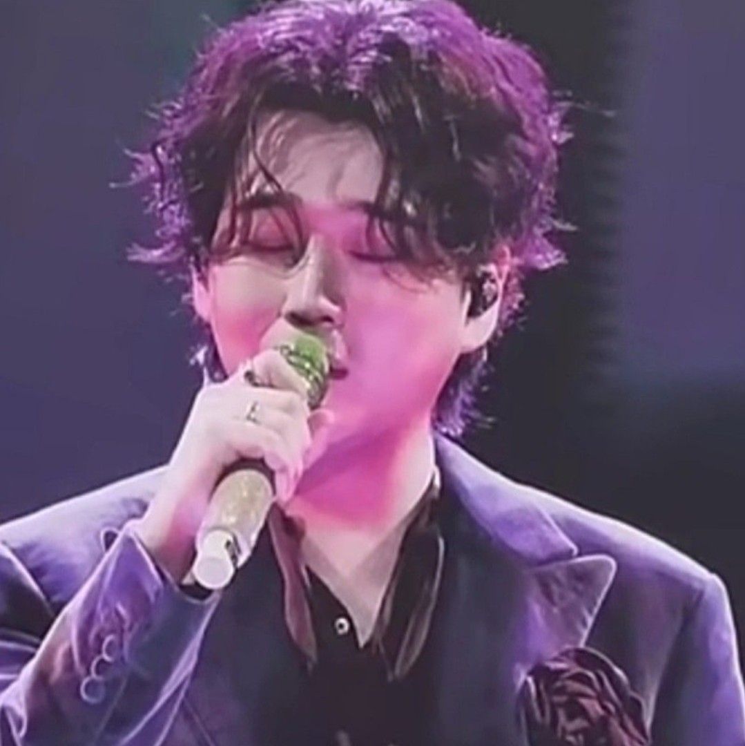 A moment captured by a fan of Hwang Youngwoong