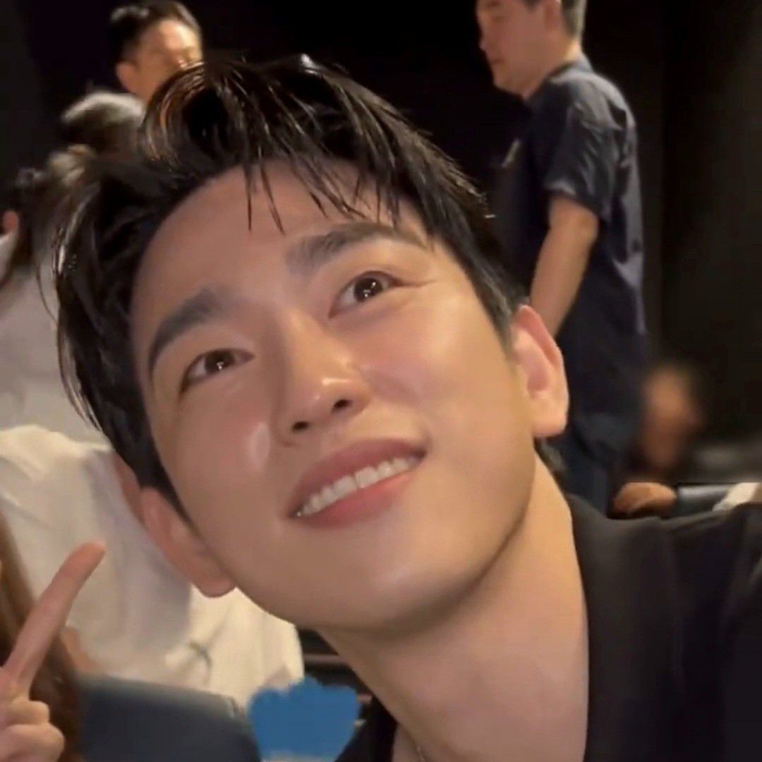 A moment captured by a fan of Park Jinyoung