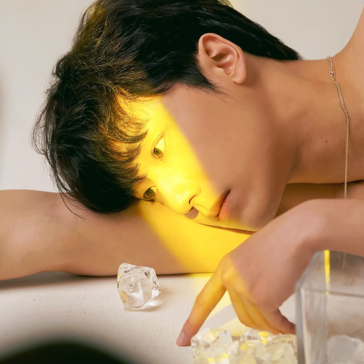 Behind-the-scenes cut of Lee Dohyun