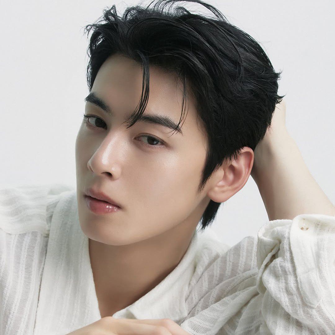 Behind-the-scenes cut of Cha Eunwoo
