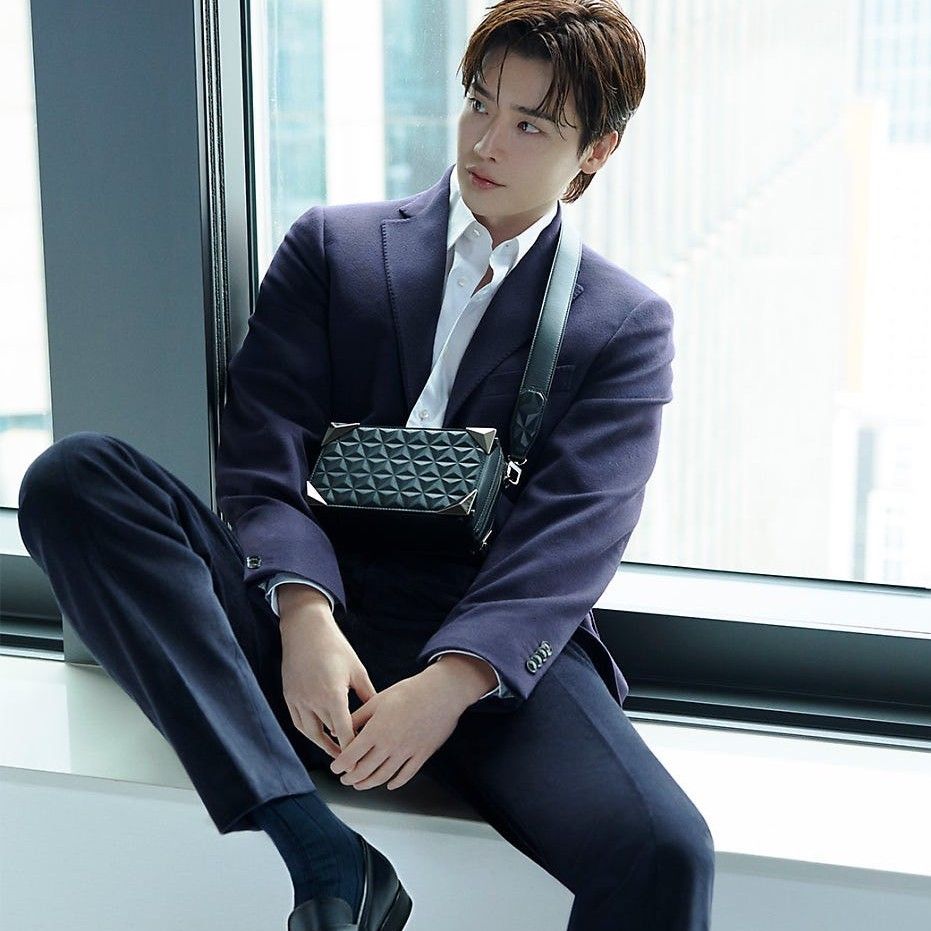 Behind-the-scenes cut of Lee Jongsuk
