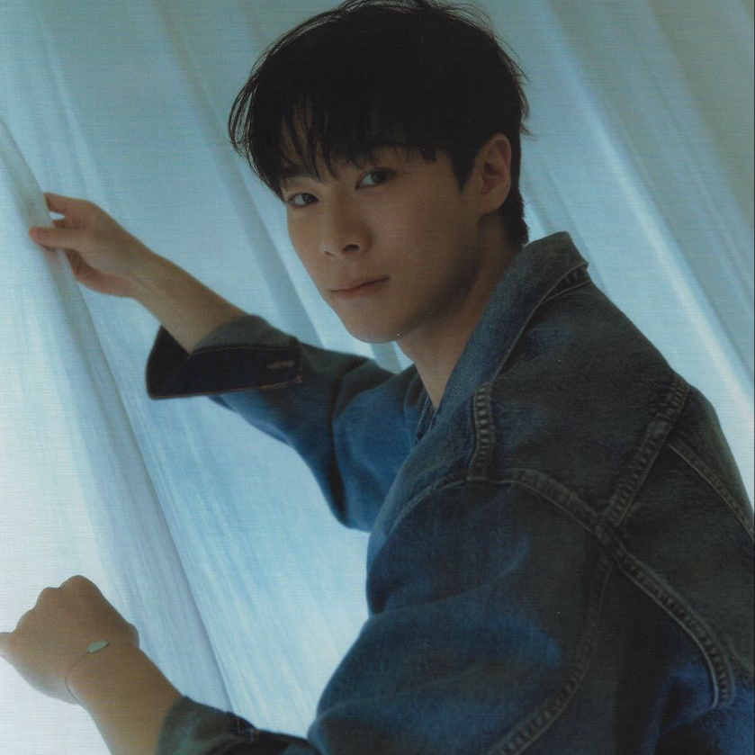 A moment captured by a fan of Cha Eunwoo