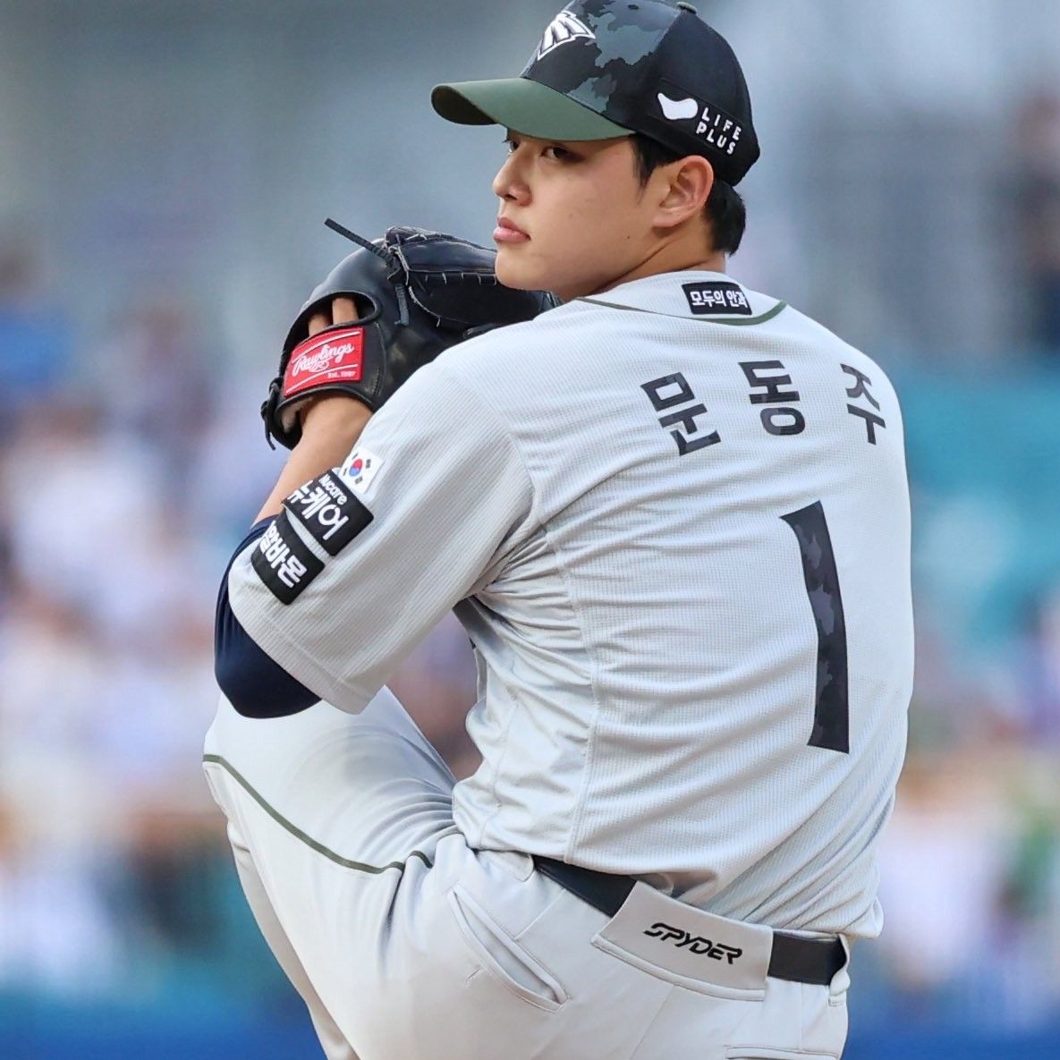 Behind-the-scenes cut of Moon Dongju