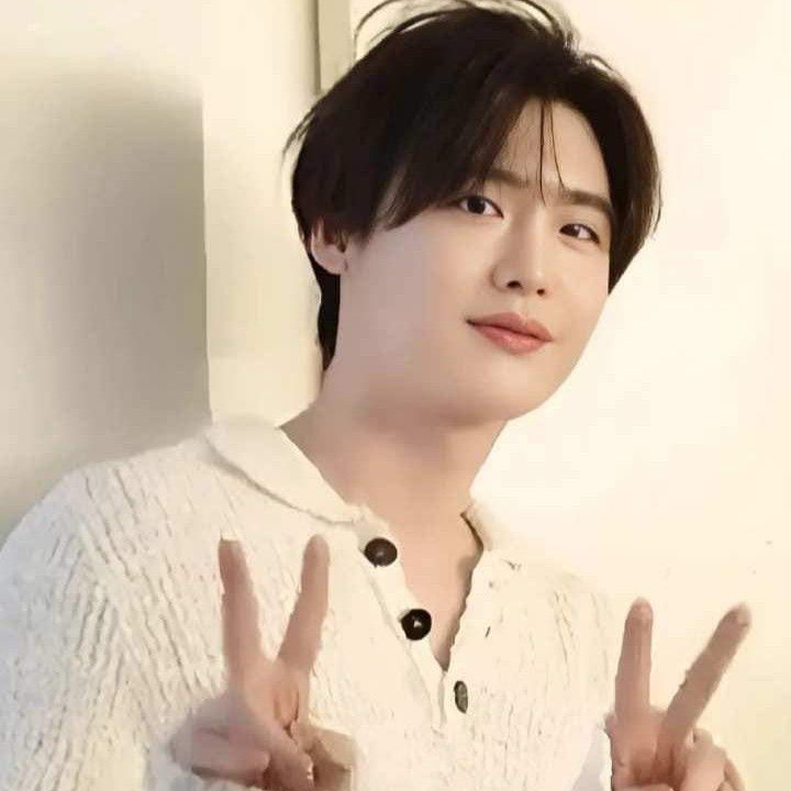 Recent activity shot of Lee Jongsuk