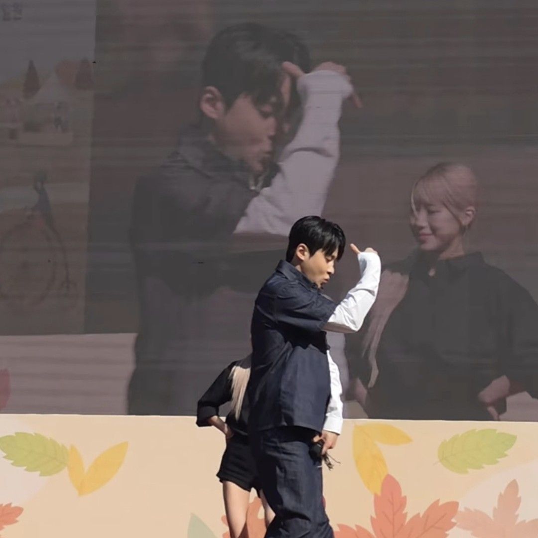 A moment captured by a fan of Seong Ri