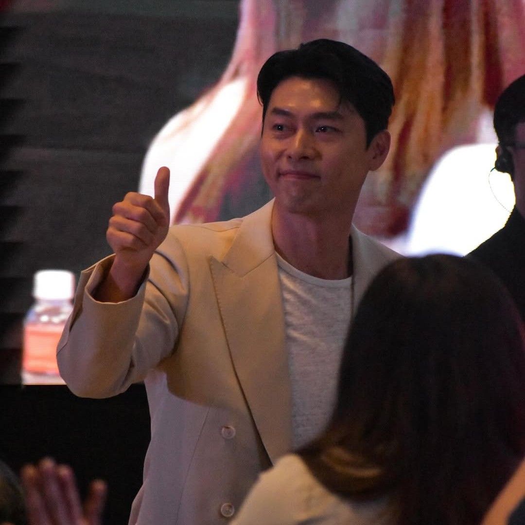 Momen yang diabadikan oleh penggemar Hyun Bin