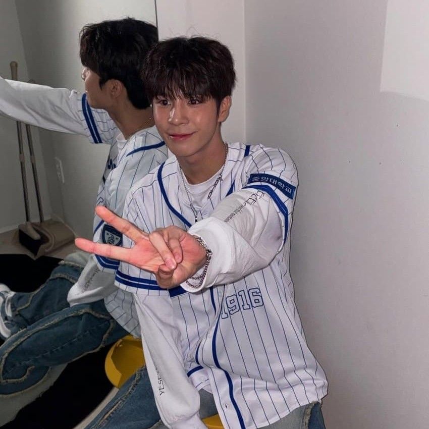 Behind-the-scenes cut of Jeong Dongwon