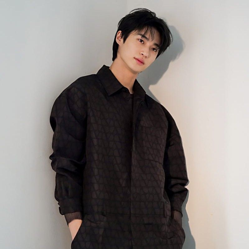 边佑锡的最新照片