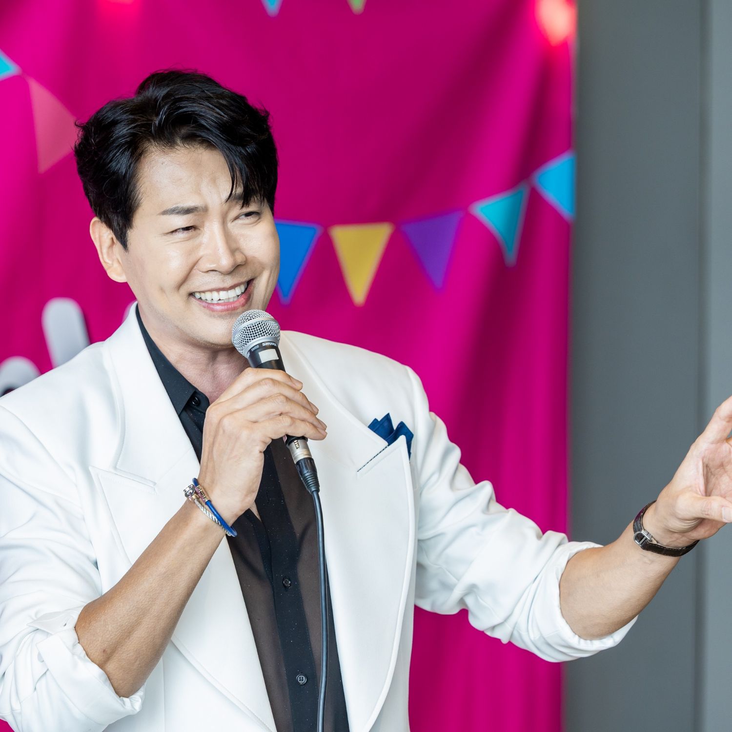 Behind-the-scenes cut of Kim Yongpil