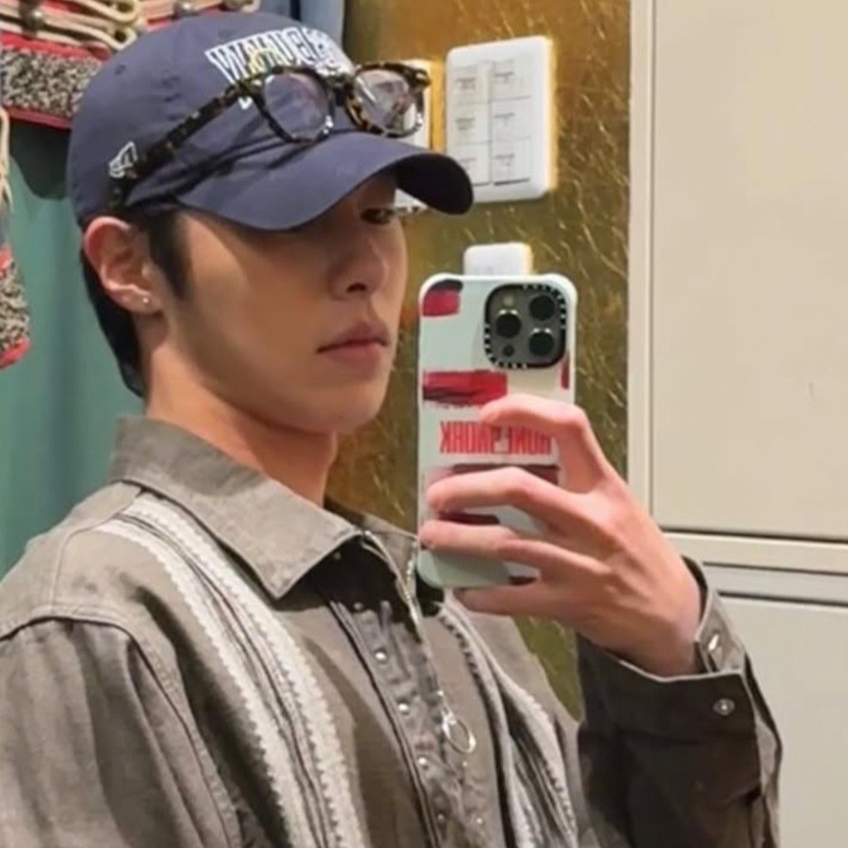 A moment captured by a fan of Lee Jaewook