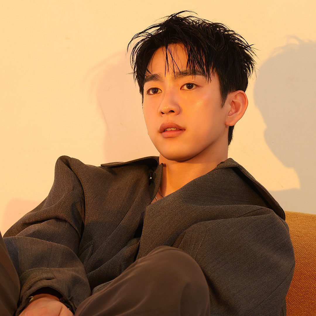 A moment captured by a fan of Park Jinyoung