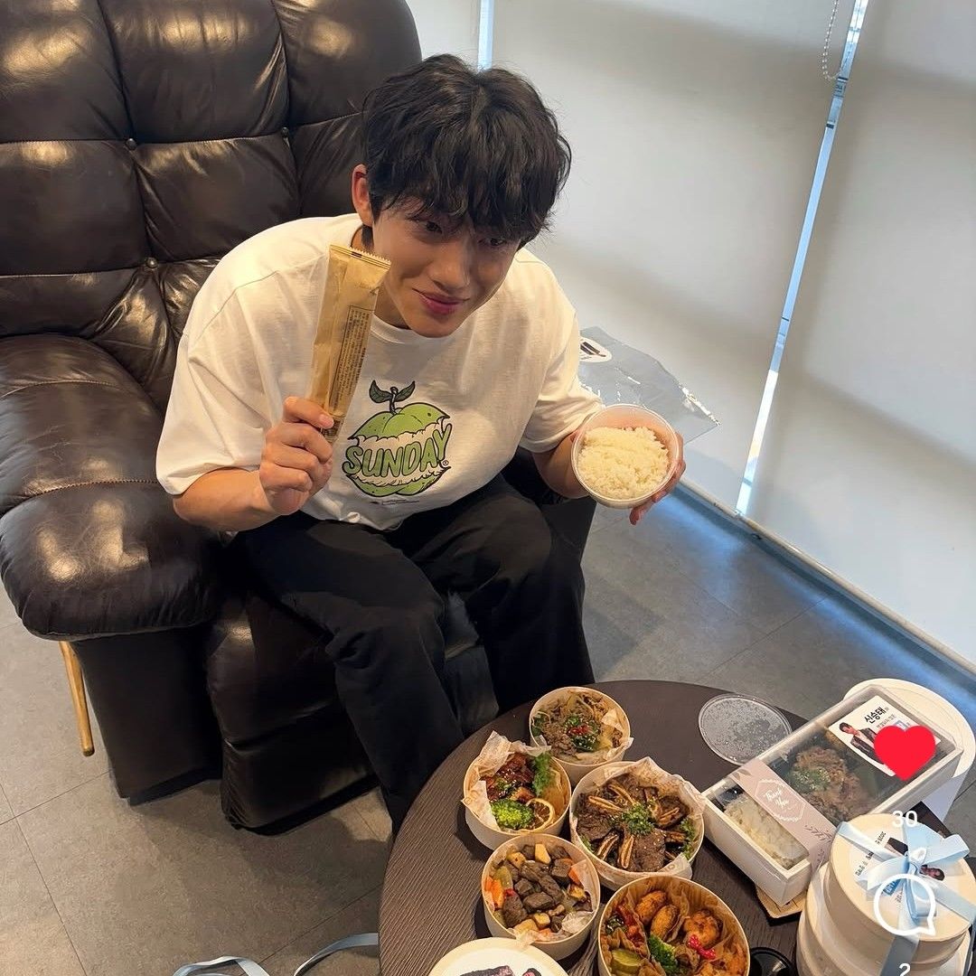 A moment captured by a fan of Shin Seungtae