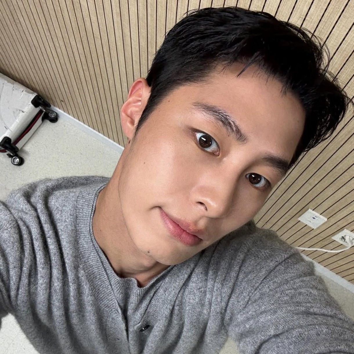 Behind-the-scenes cut of Lee Jaewook