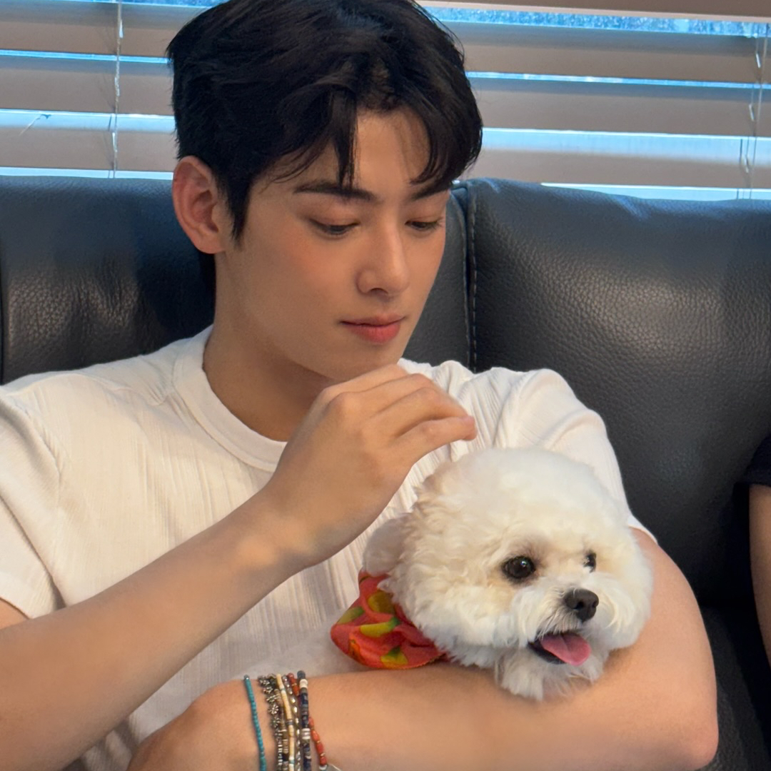 Behind-the-scenes cut of Cha Eunwoo