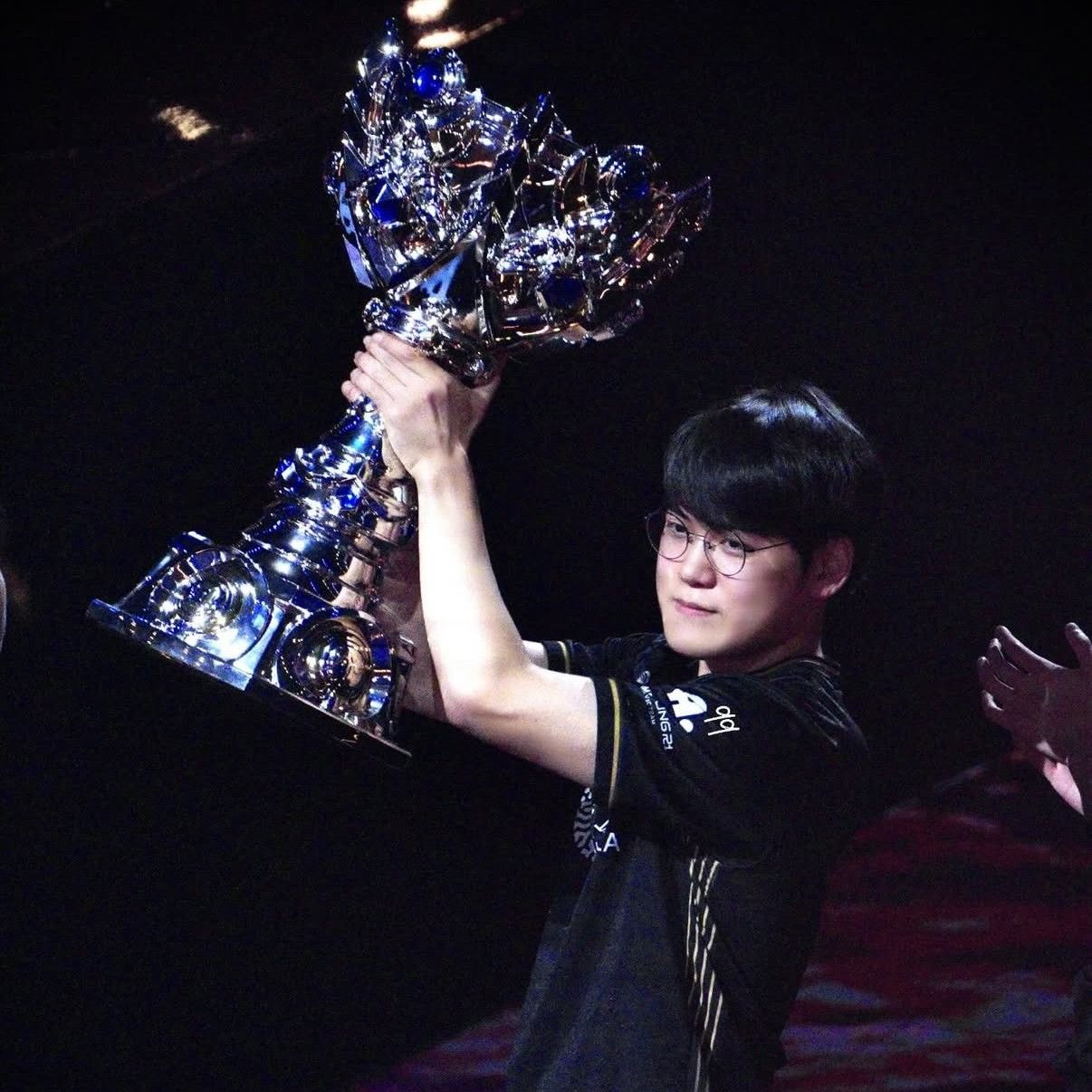 Behind-the-scenes cut of Gumayusi