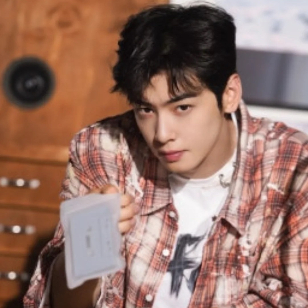 Behind-the-scenes cut of Cha Eunwoo