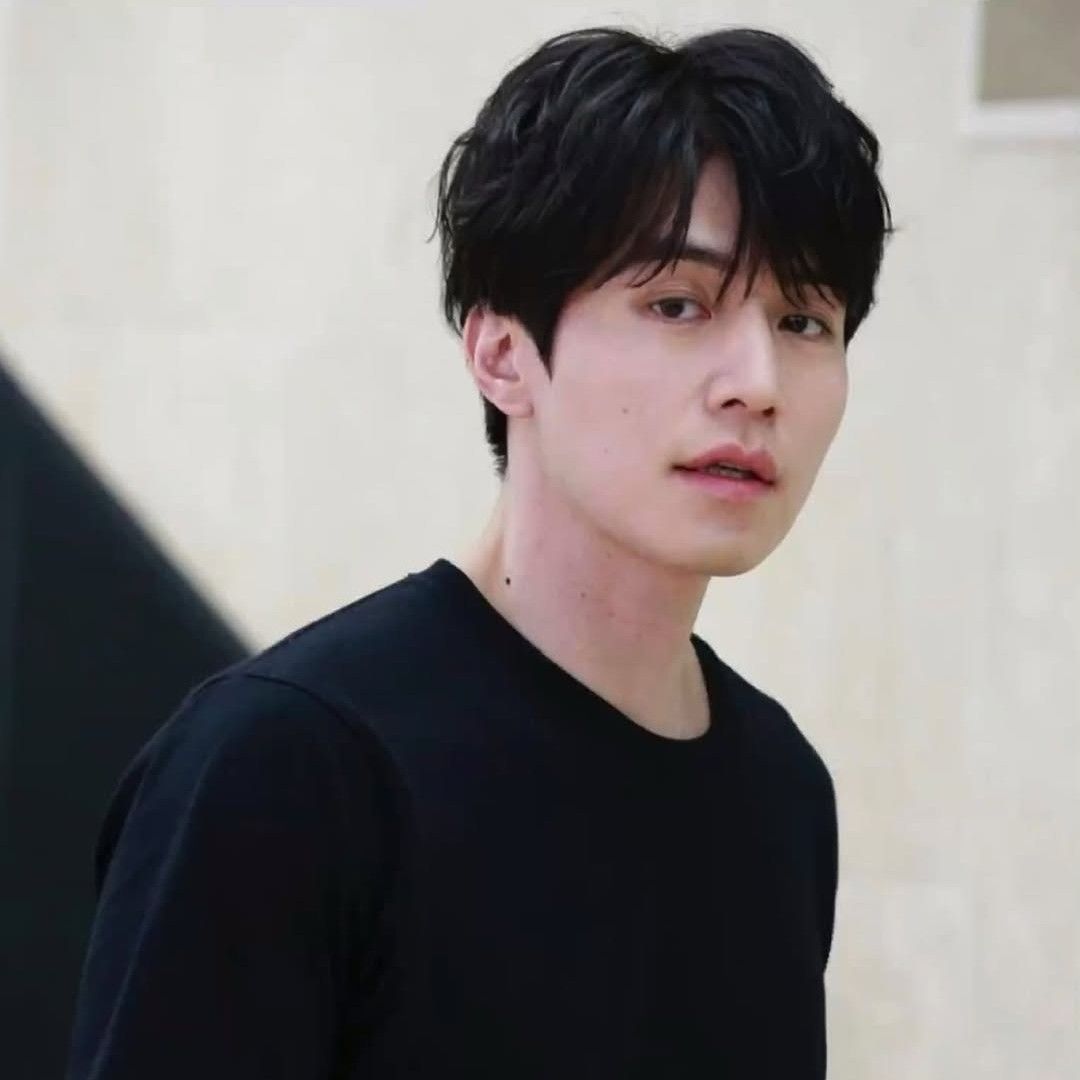 A moment captured by a fan of Lee Dongwook