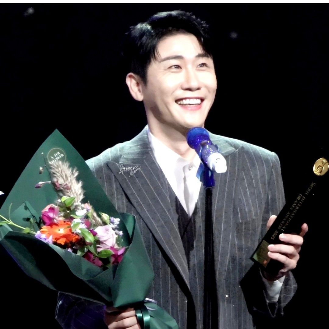 Behind-the-scenes cut of Young Tak