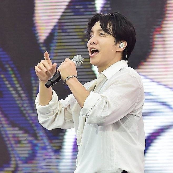 Behind-the-scenes cut of Lee Seunggi
