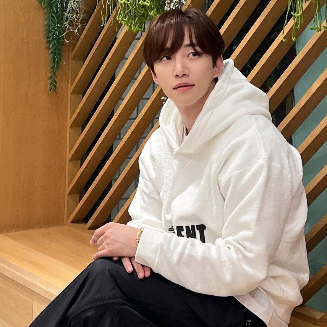 Behind-the-scenes cut of Lee Junho