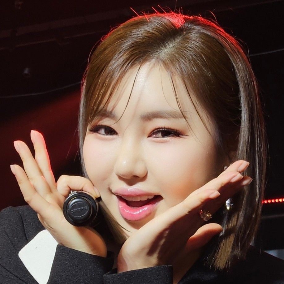 Behind-the-scenes cut of Song Gain