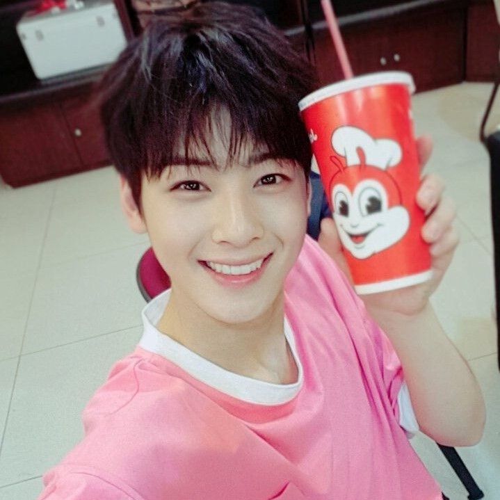 Behind-the-scenes cut of Cha Eunwoo