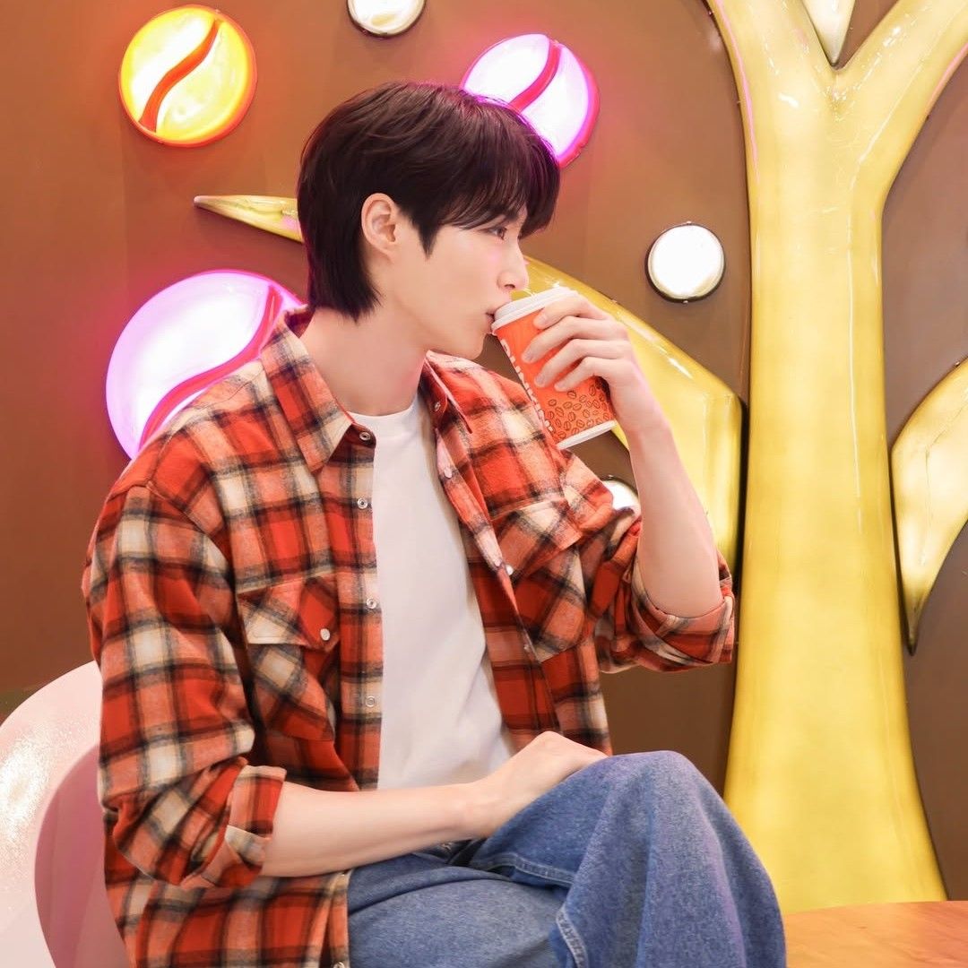 Behind-the-scenes cut of Byeon Wooseok
