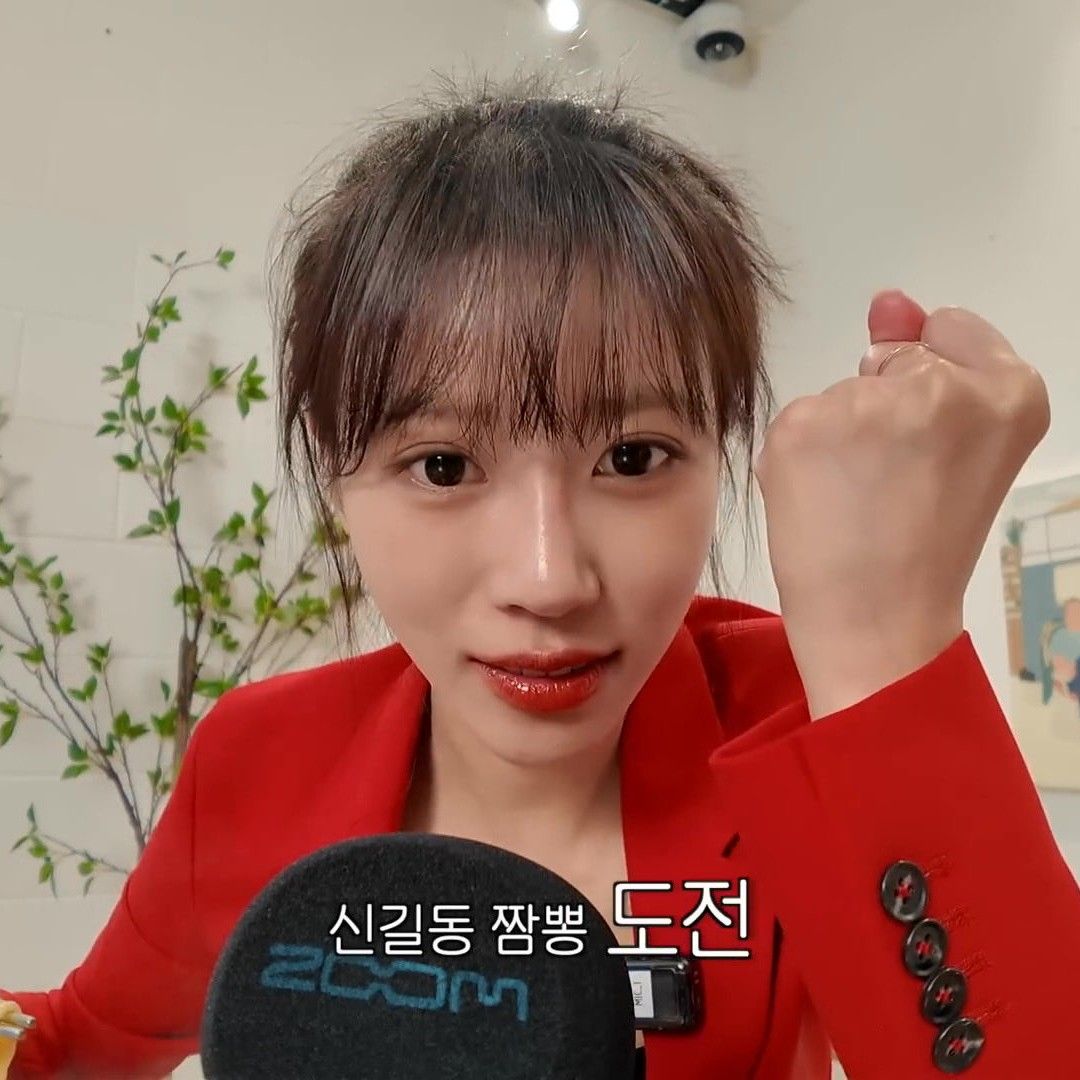 Behind-the-scenes cut of Lee Mijoo