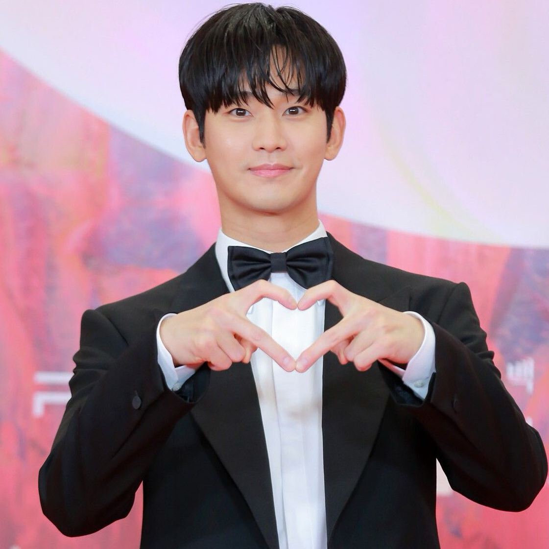 粉丝拍下的金秀贤瞬间