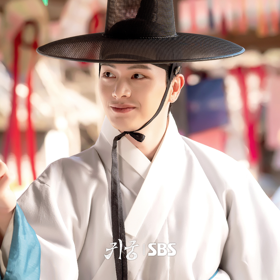 A moment captured by a fan of Yook Sungjae