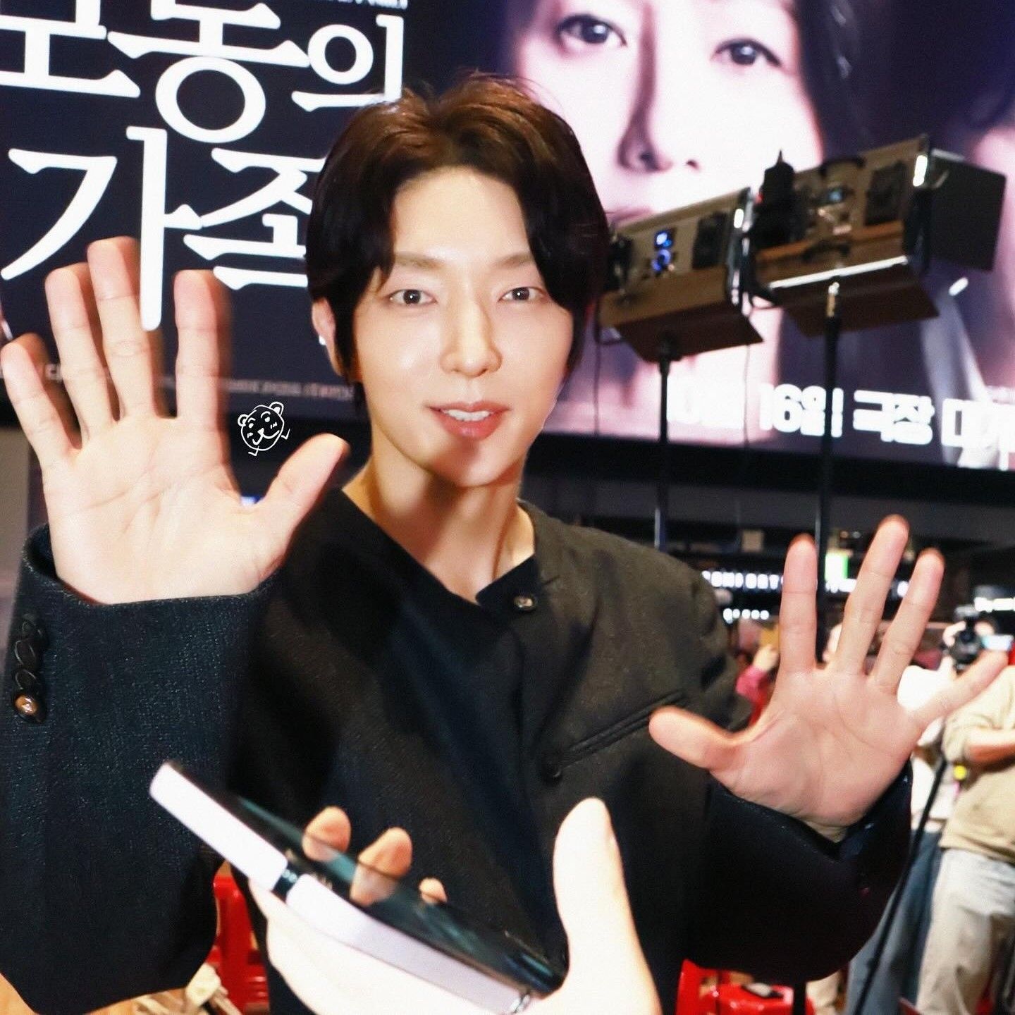 Behind-the-scenes cut of Lee Joongi