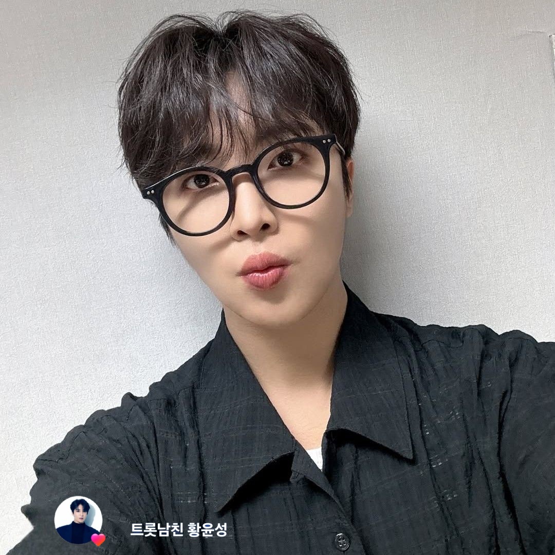 A moment captured by a fan of Hwang Yunsung