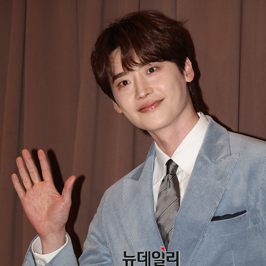 Recent activity shot of Lee Jongsuk