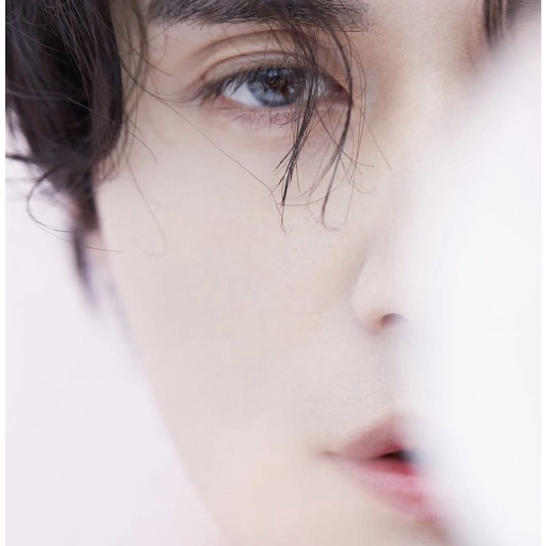 A moment captured by a fan of Lee Dongwook