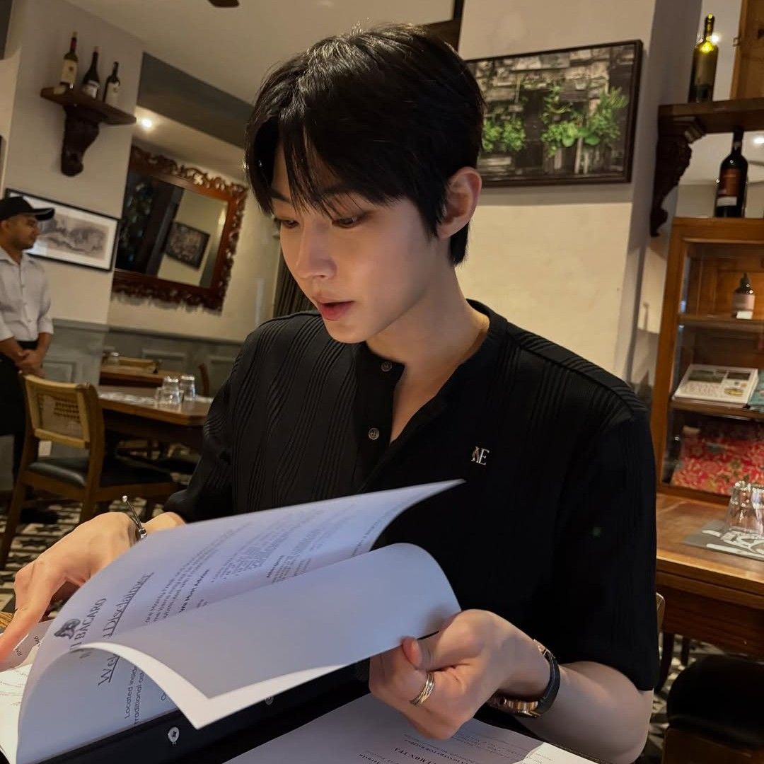 A moment captured by a fan of Hwang Inyoup