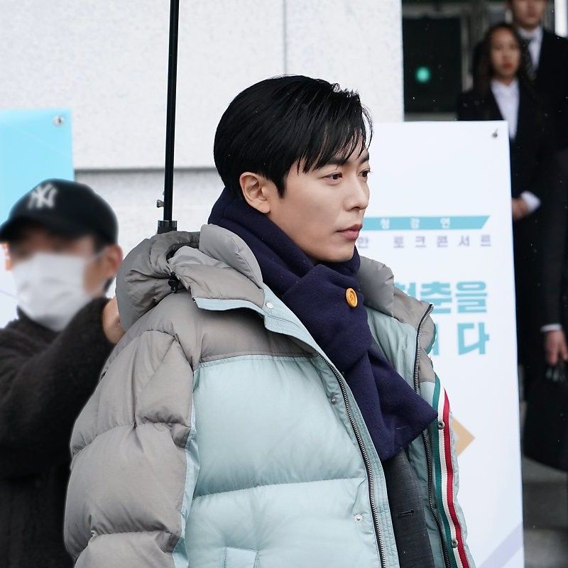 Behind-the-scenes cut of Kim Jaewook
