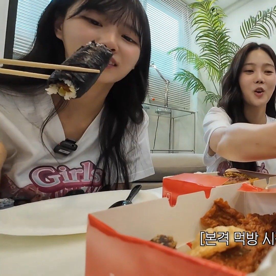 Behind-the-scenes cut of Lee Mijoo