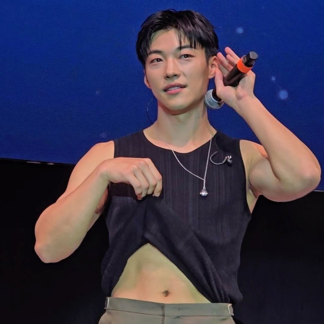 A moment captured by a fan of Woo Dohwan