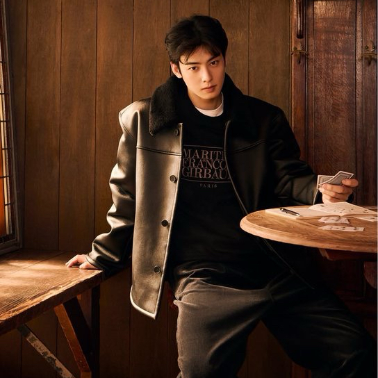 Behind-the-scenes cut of Cha Eunwoo