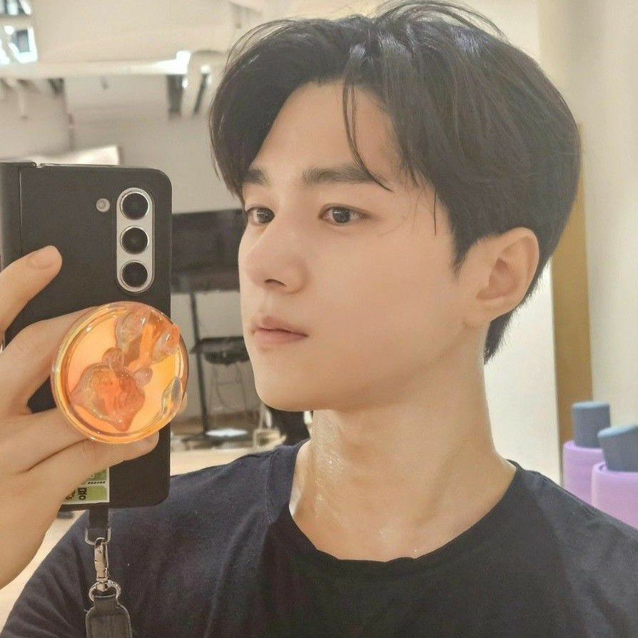 Recent activity shot of Kim Myungsoo (L)