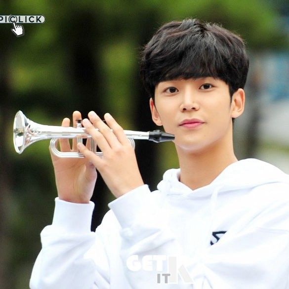 A moment captured by a fan of Rowoon