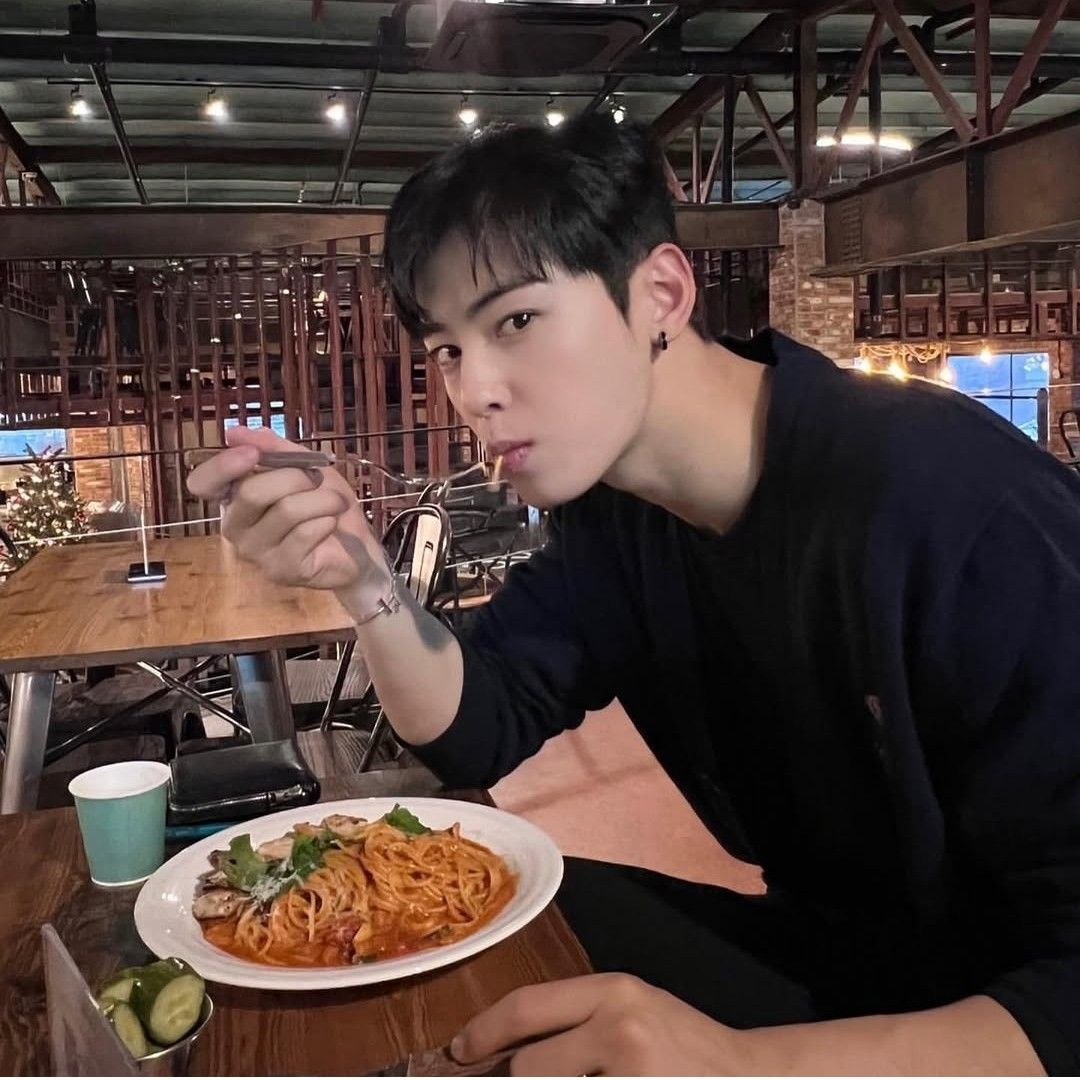 A moment captured by a fan of Cha Eunwoo